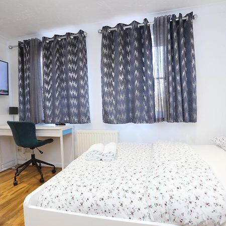 Fabulous Room With En-Suite Bathroom And Shared Kitchen Thamesmead  Εξωτερικό φωτογραφία