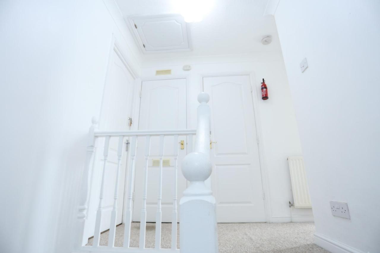Fabulous Room With En-Suite Bathroom And Shared Kitchen Thamesmead  Εξωτερικό φωτογραφία